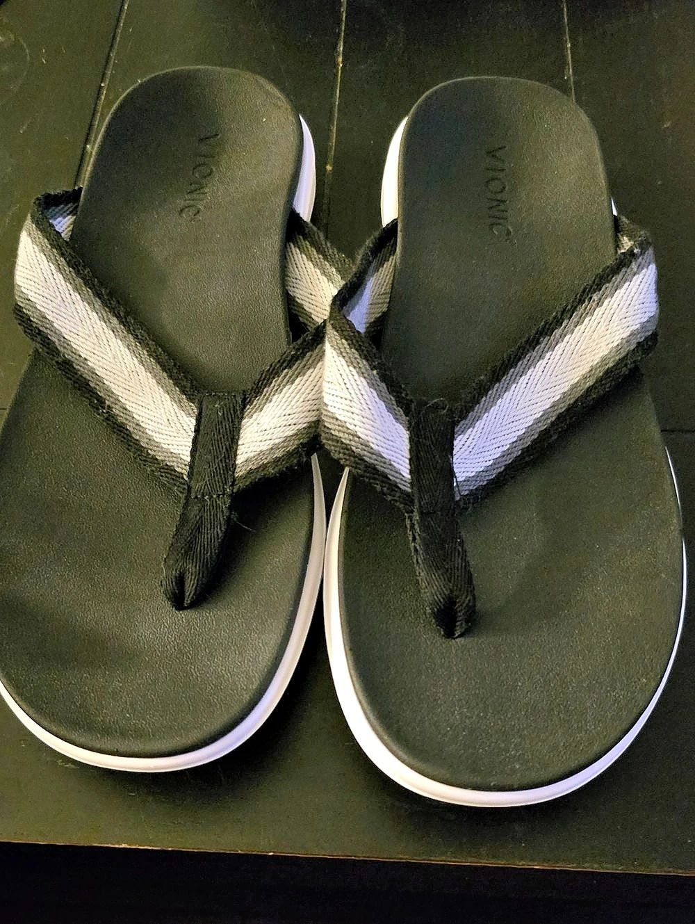 Vionic Toe Post Sandal Black & White